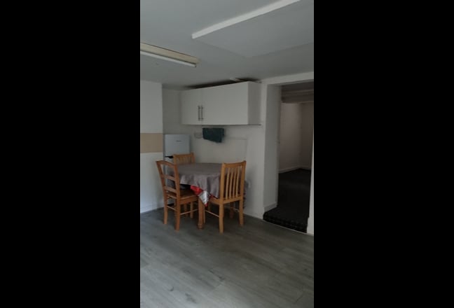 Quite Clean Double Room in Shared Basement Flat . Main Photo