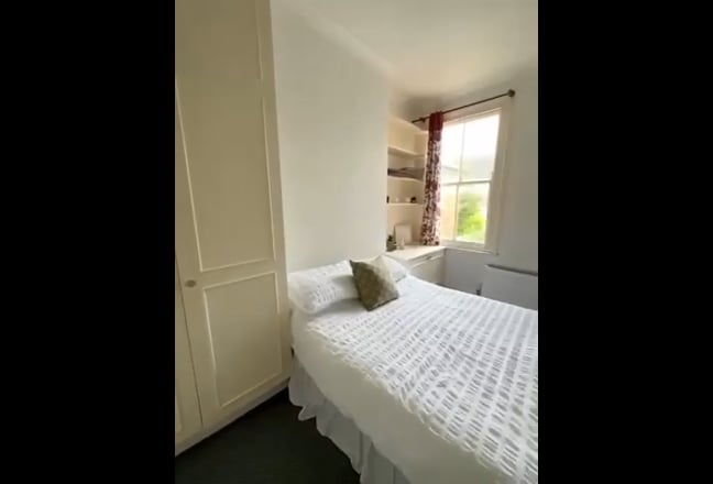 Bright spacious room + private shower Main Photo