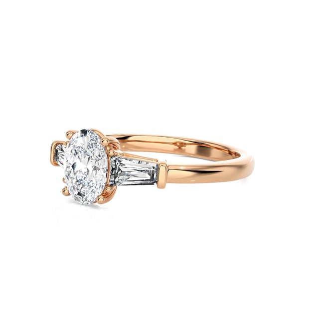 1.00 Karat Trilogie-Ring aus Rotgold mit ovalem Labordiamant und konischen labortgezuchteten Baguettes