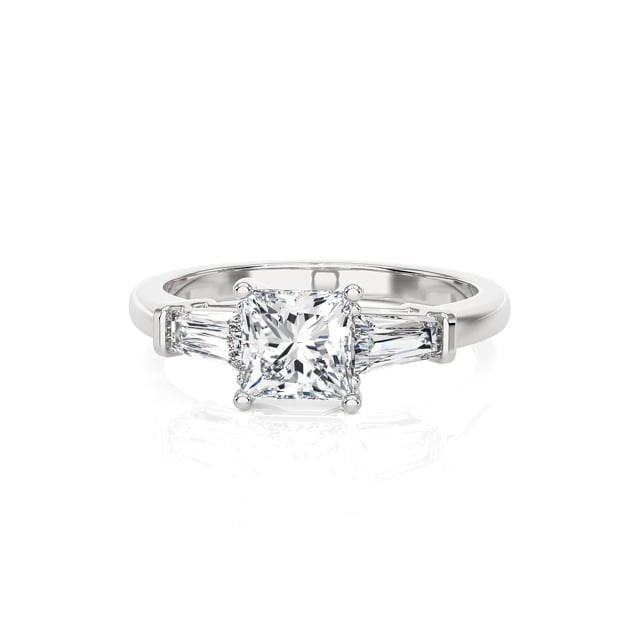 1.00 quilates anillo trilogía en oro blanco con un diamante princesa cultivado en laboratorio y baguettes cónicos cultivados en laboratorio