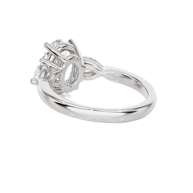 Einzigartiger Trilogie-Ring mit einem ovalen Diamanten von 3.00 Karat und seitlichen tropfenförmigen Diamanten von je 0.35 Karat in Weissgold