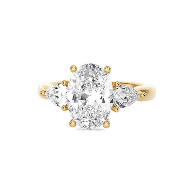 Einzigartiger Trilogie-Ring mit einem ovalen Diamanten von 3.00 Karat und seitlichen tropfenförmigen Diamanten von je 0.35 Karat in Gelbgold