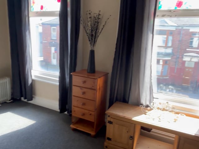 1 bed flat to let, living room, kitchen, toilet  Main Photo