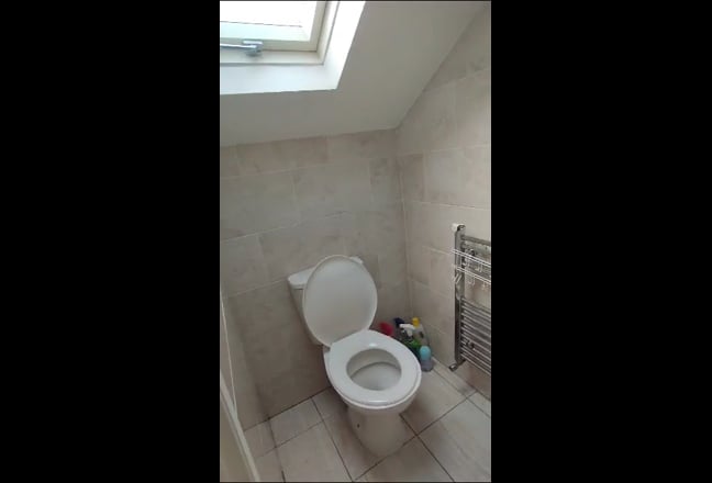 Small Loft Ensuite Room Near Woodgreen Station  Main Photo