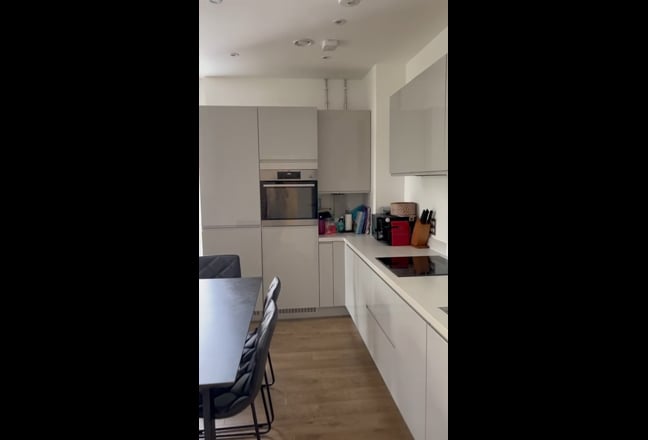 Luxury Double Bright Room close to tube Main Photo