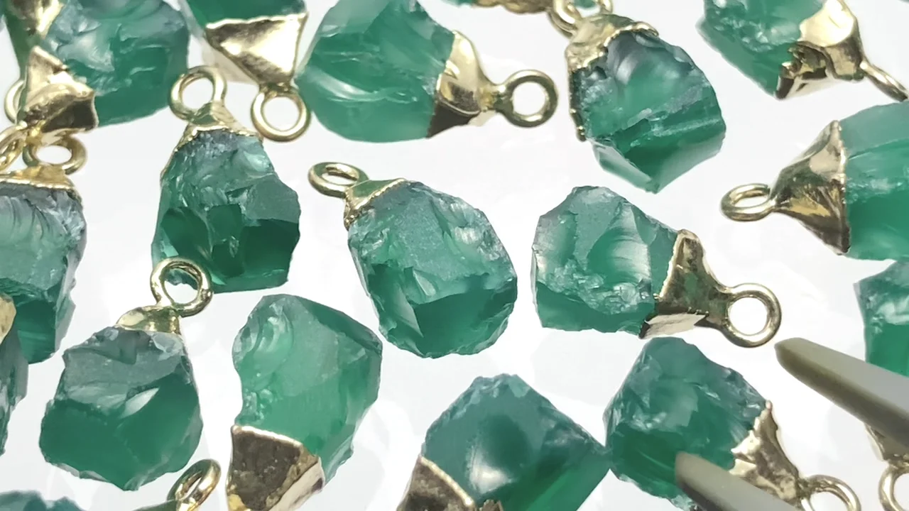 グリーンオニキス ラフロック チャーム 2個｜天然石ビーズの卸問屋