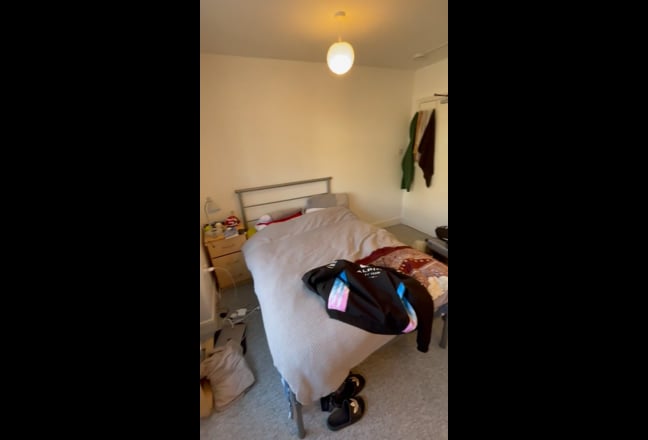 Bedsit available in 3 bedroom house  Main Photo