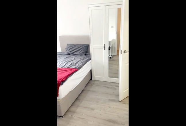 Bright clean ensuite double room, all female flat Main Photo