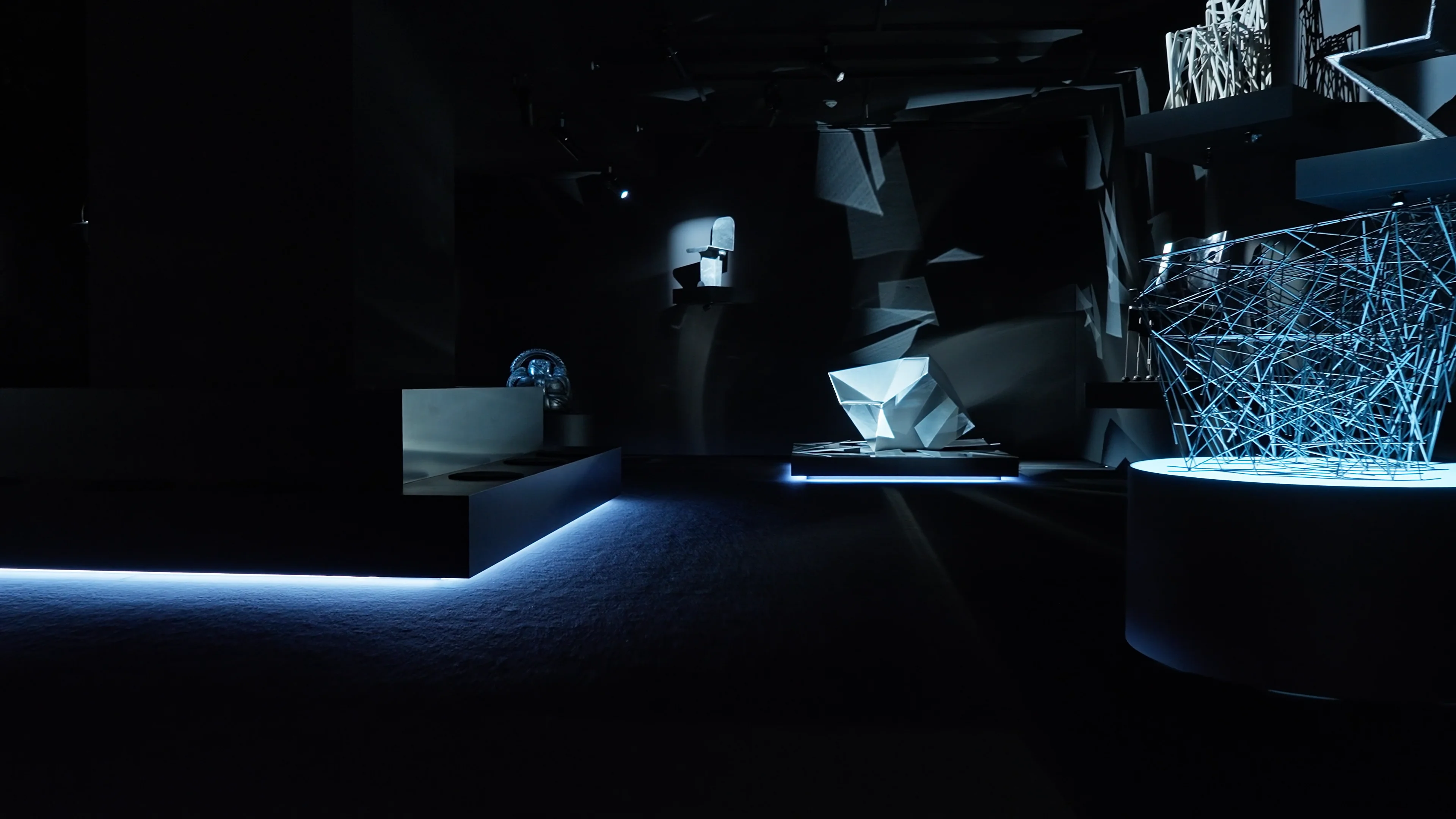 tour-durch-sonderausstellung-a-chair-and-you