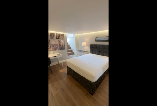 Double Room w/ En-suite bathroom at Intu Shopping Main Photo