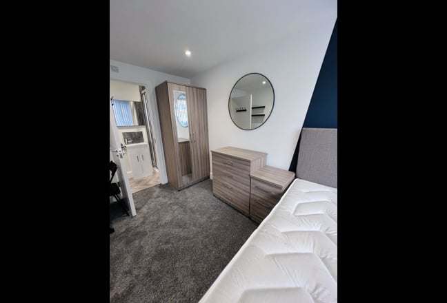 Modern Ensuite double bedroom available soon Main Photo