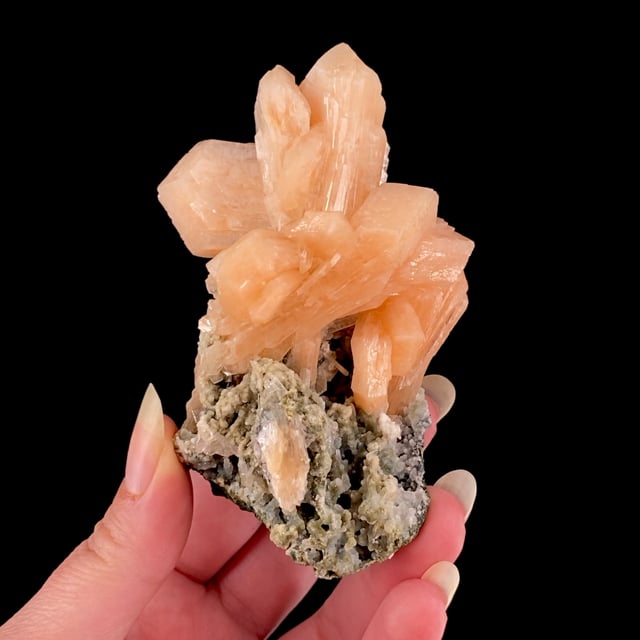 Stilbite-(Ca) on Chalcedony