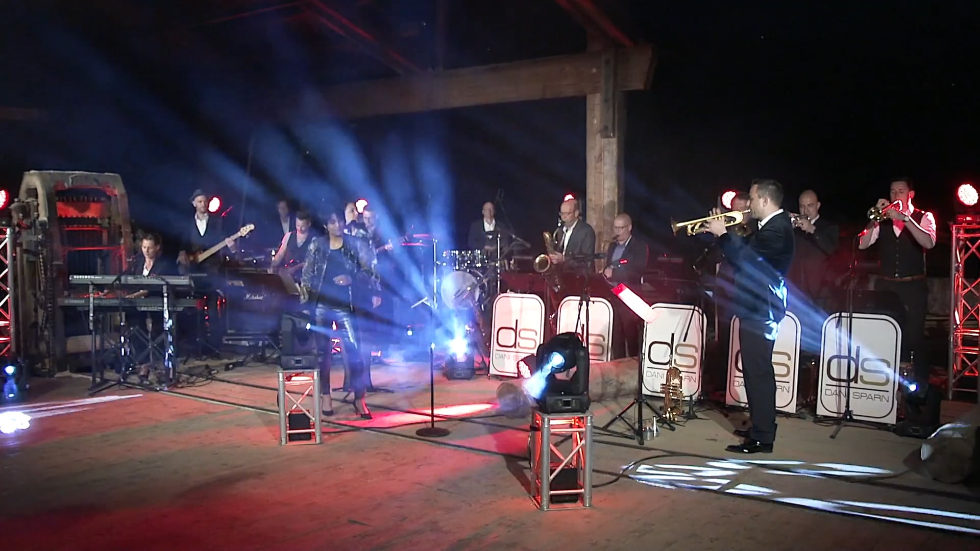Sarah-Jane + Dani Sparn Orchester - Wunder gibt es immer wieder (Live)
