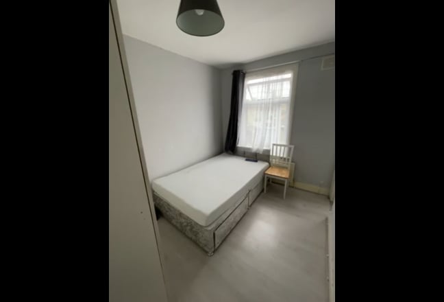 En suite Double Room 5 min from Upton Park Station Main Photo