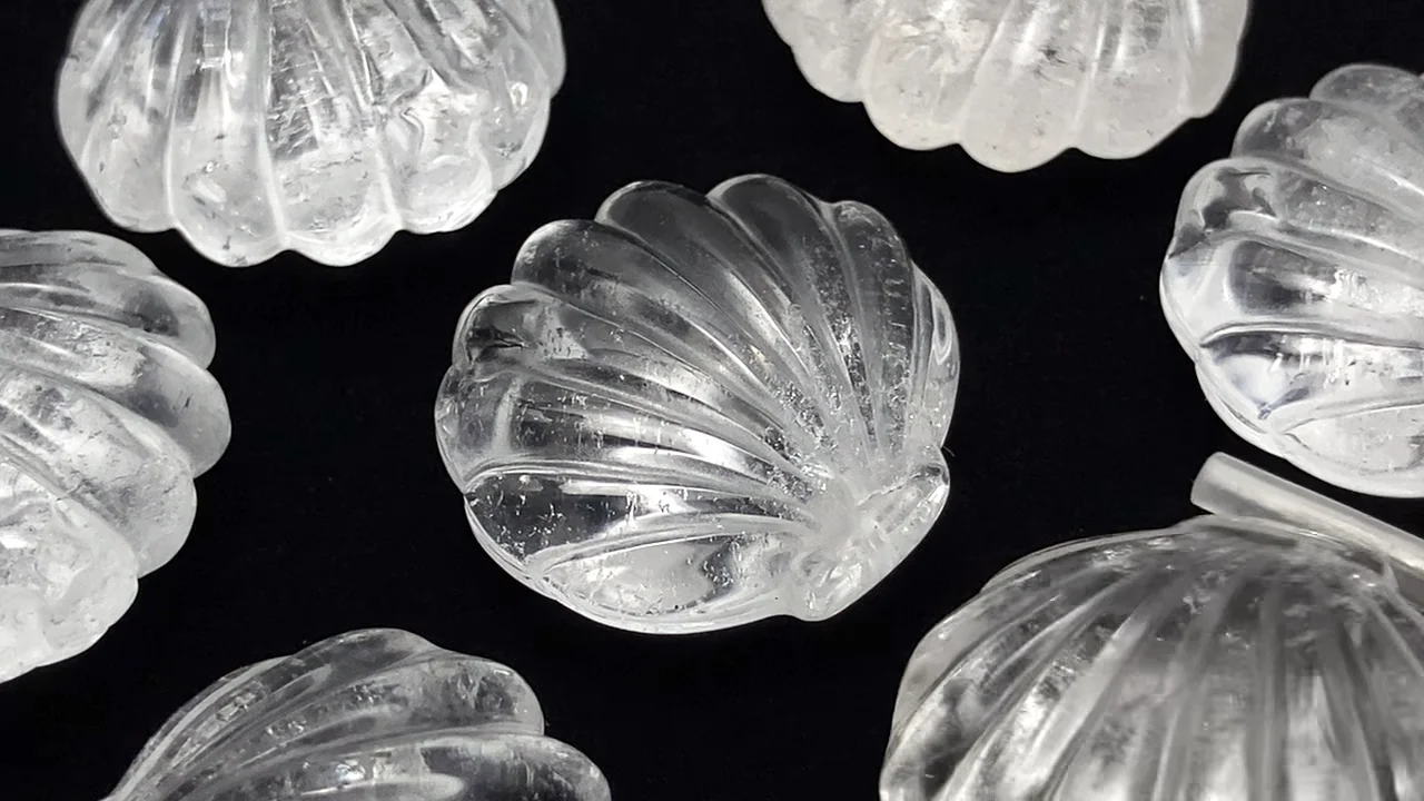 動画】クリスタルAA++ シェル(貝)モチーフ 20×21×9mm 1個｜天然石