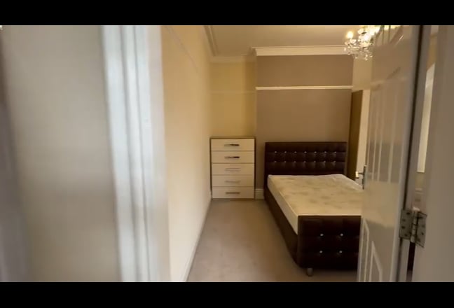 ! Last En-Suite Available Now in Luxurious House! Main Photo