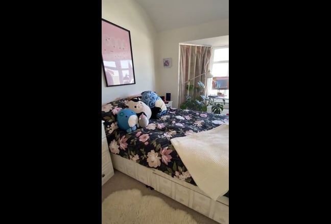 Large Room in Semi- Detached house to RENT Main Photo