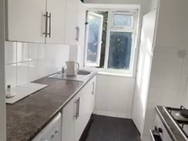 Room available for 3 bedroom flat  Main Photo