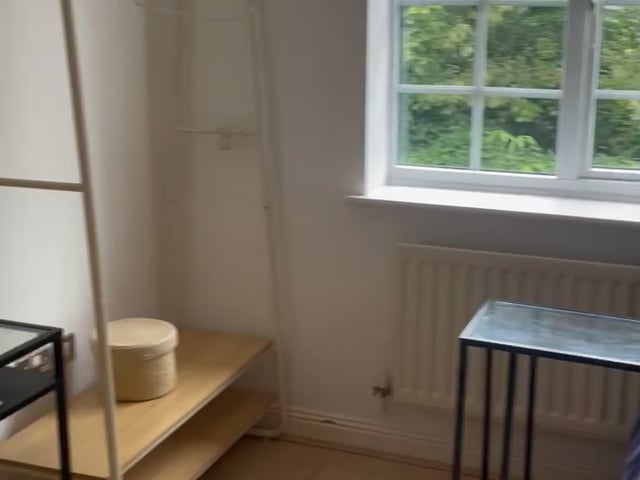 Double en suite room in quiet Southgate home.£900 Main Photo