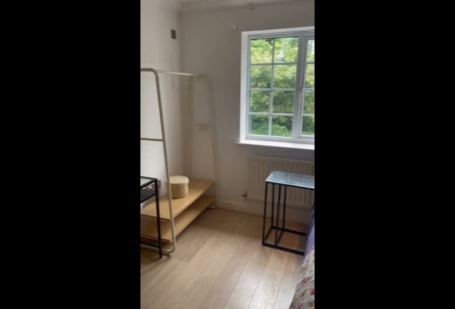 Double en suite room in quiet Southgate home.£850 Main Photo