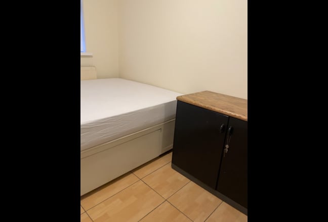 Rooms for Rent at Emmott Drive, CV31 - Women Preferred! Main Photo