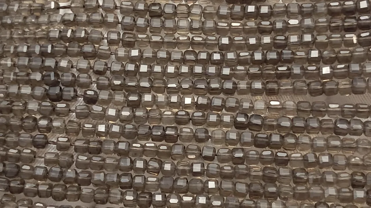スモーキークォーツ AAA 極小キューブカット2×2×2mm 1連(約37cm