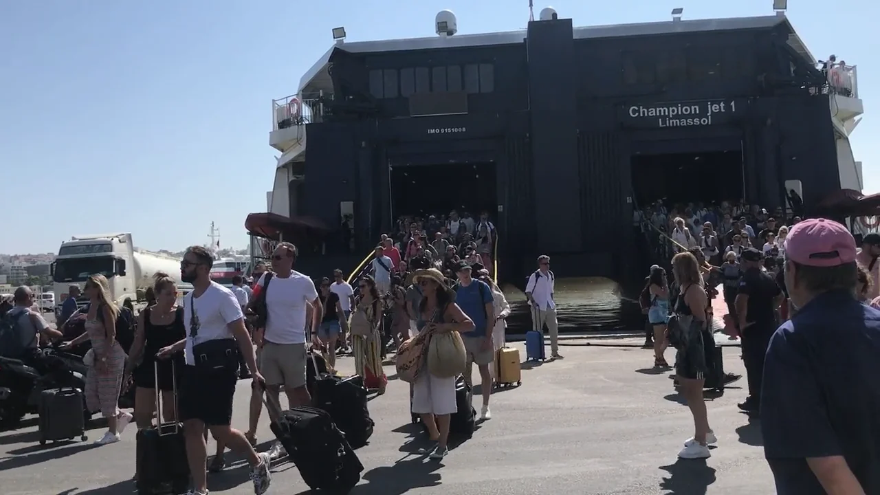 Ξεκίνησε η μεγάλη επιστροφή των αδειούχων του Αυγούστου - Αυξημένη κίνηση  στα λιμάνια
