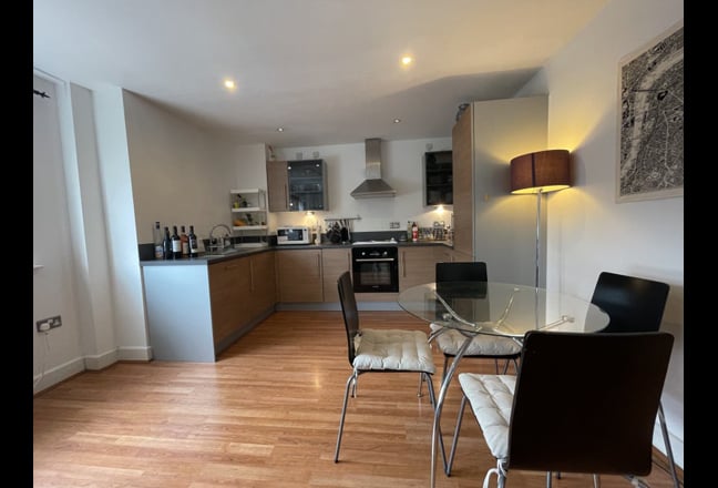 Zone 1 Modern and Spacious 2 Bedroom Flat Main Photo