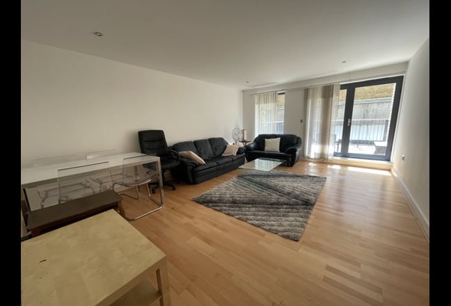 Spacious Two Bed Two Bath Flat and Private Terrace Main Photo