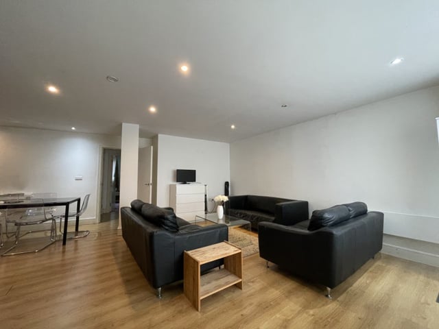 Spacious Modern Two Bed Flat in Zones 1&2 Main Photo