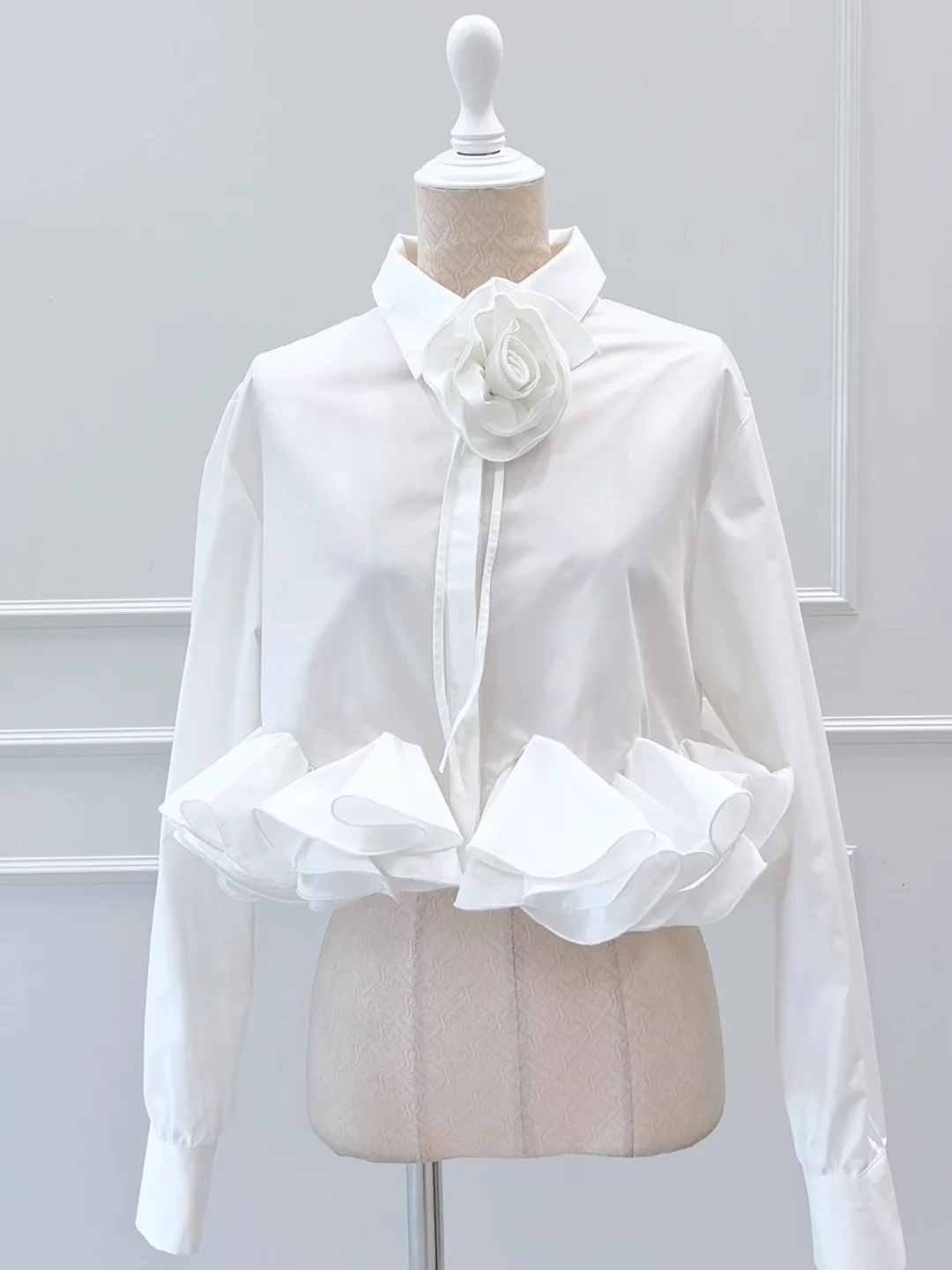 コサージュ付きボリュームヘムブラウス(F WHITE): TOPS コサージュ付きボリュームヘムブラウス(F WHITE): TOPS