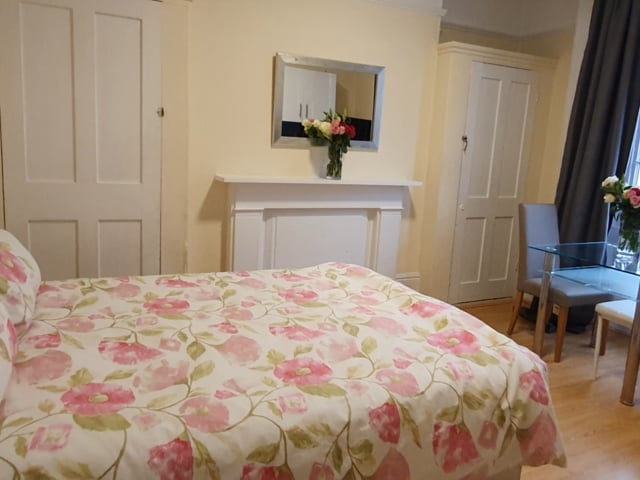 Large Double Bedsit in Chelsea, Kings Road  Main Photo