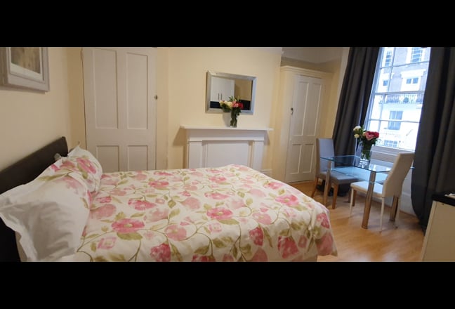 Cosy Double Bedsit with Built-In Wardrobe Main Photo