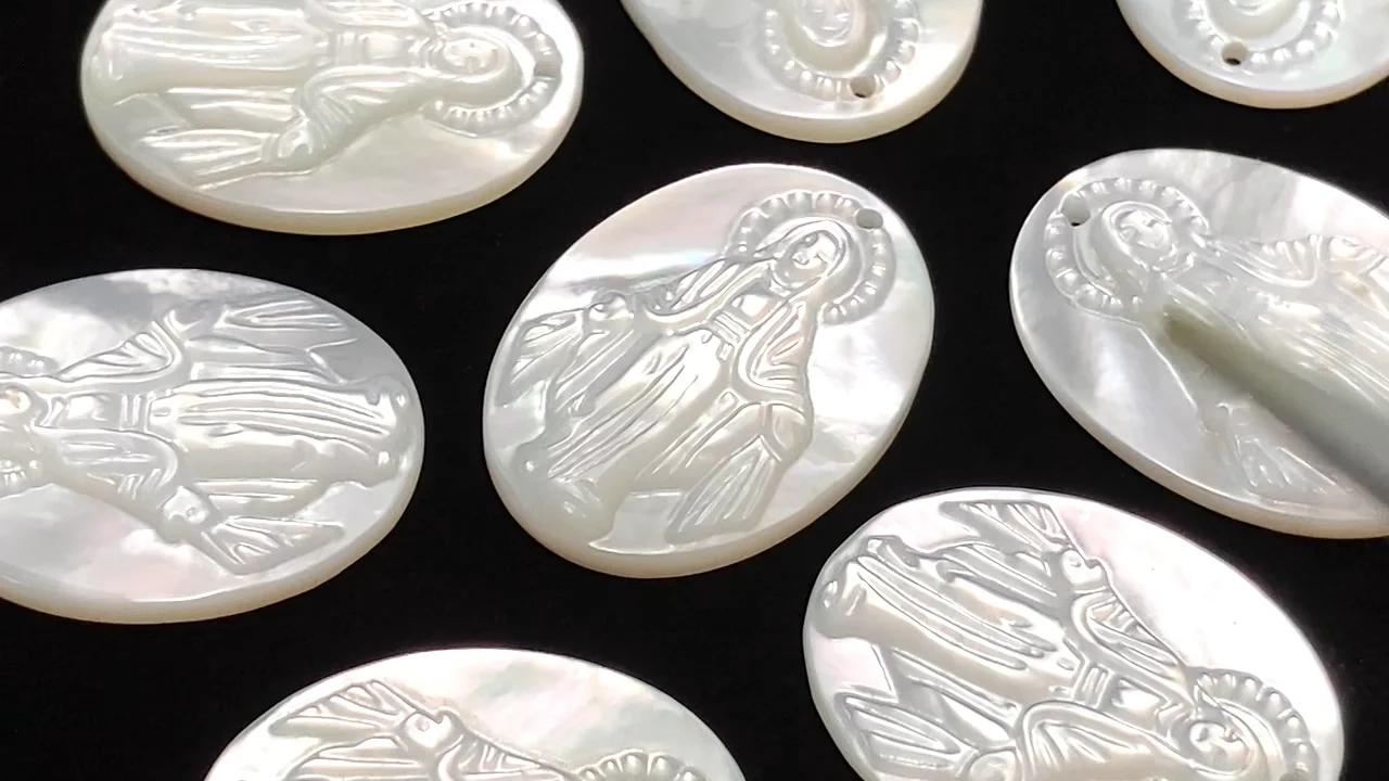 ホワイトシェル 聖母マリアの彫刻入り 穴あきオーバル 20×15mm 1枚