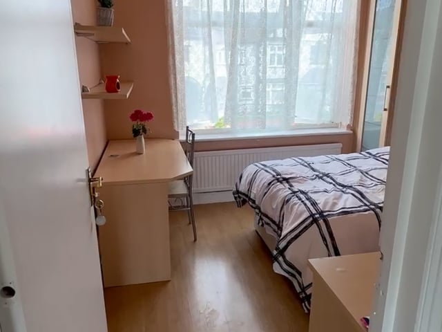 Double Room with Fitted Cupboards / Shower room Main Photo