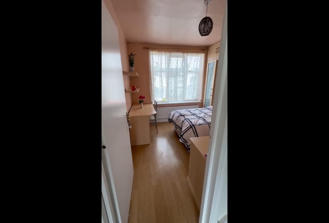 Double Room with Fitted Cupboards / Shower room Main Photo