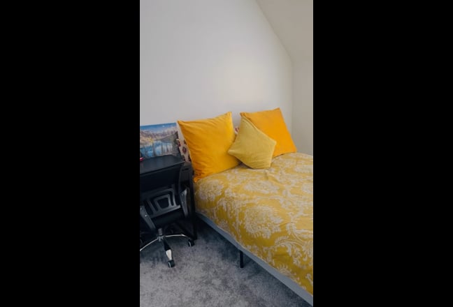 Spacious room available to rent Main Photo