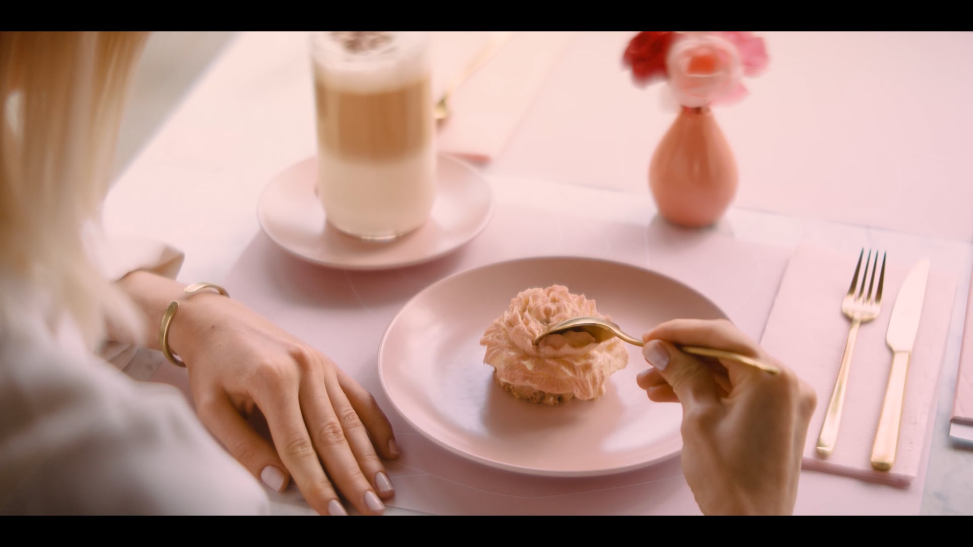 Café de la rose - Opening Spot