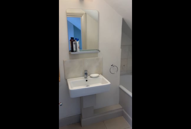 A Spacious ensuite bedroom in Acton Main Photo