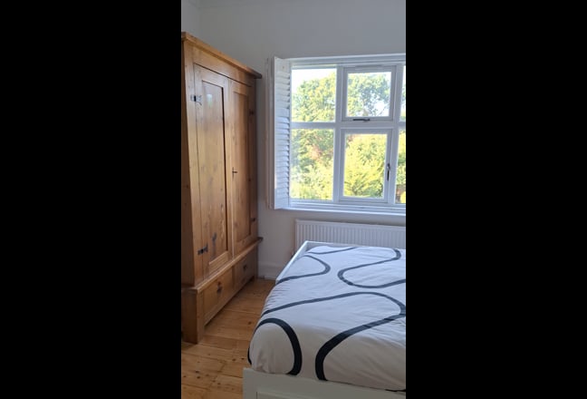 Large bright double room in friendly household Main Photo