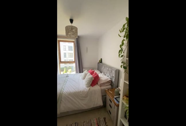 Double En suit bedroom in dual aspect Flat to Rent Main Photo