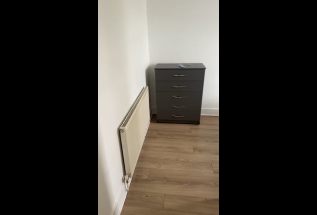 Modern Two-Room Flat in Prime South Woodford  Main Photo