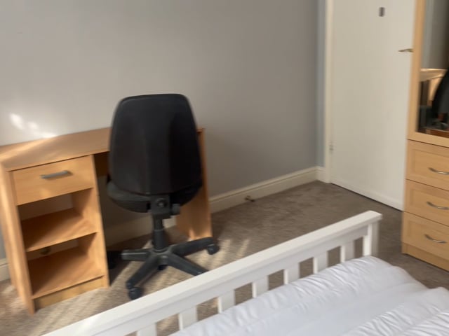 Double bedroom directly opposite train station Main Photo