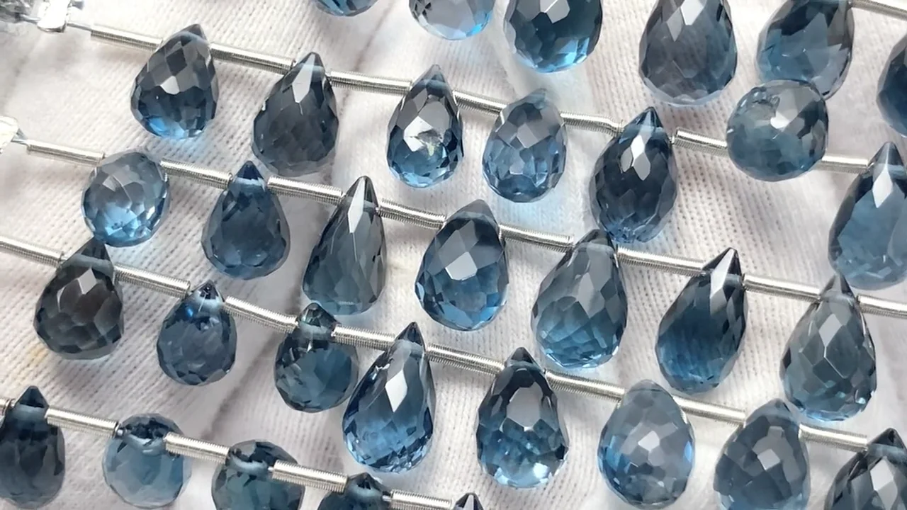 セール460 14kgf宝石質ブルートパーズと小粒ブリオレットのチャーム topaz0101b600.jpg?