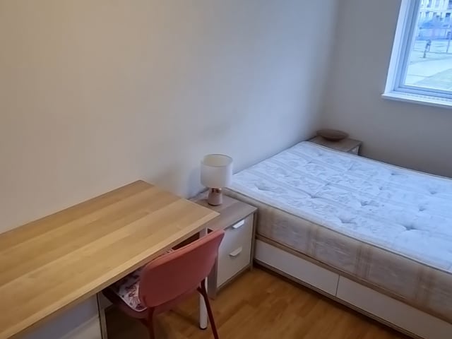 Bright and Spacious Double Room in Canning Town –  Main Photo