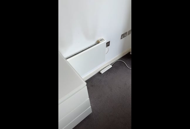 Canal-facing Spacious Ensuite Double Bedroom in M4 Main Photo