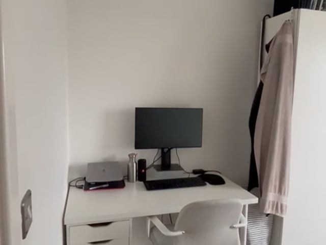 Video 1: Room panoramic view (all forniture apart from computer included)