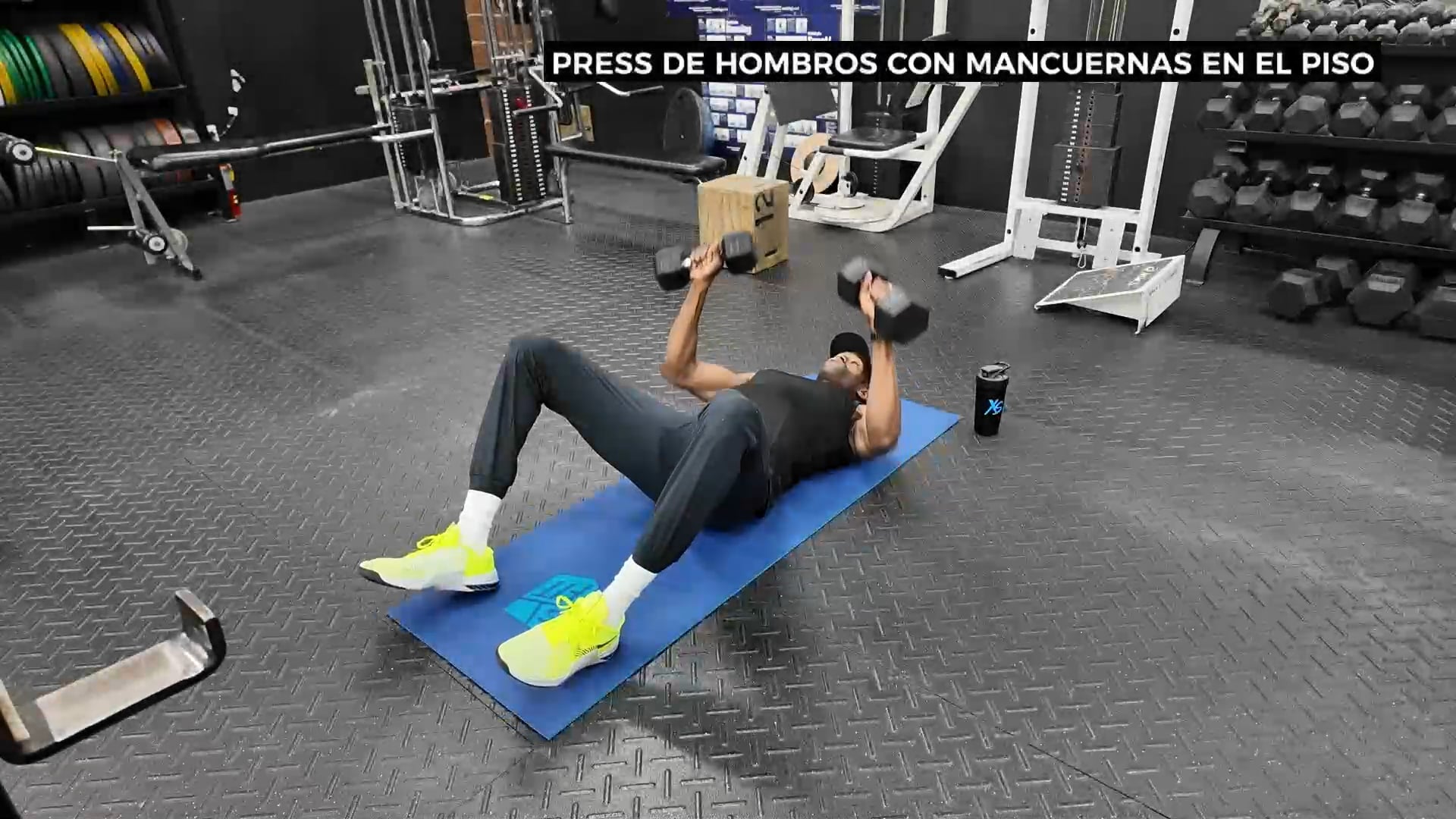 PRESS DE HOMBROS CON MANCUERNAS EN EL PISO