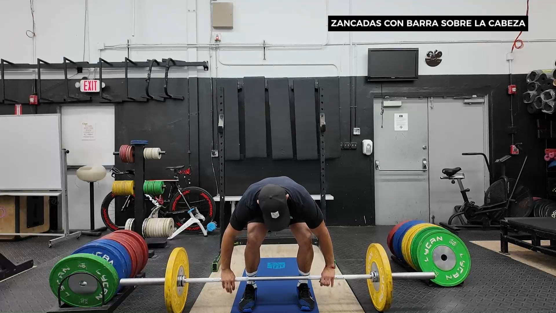 ZANCADAS CON BARRA SOBRE LA CABEZA