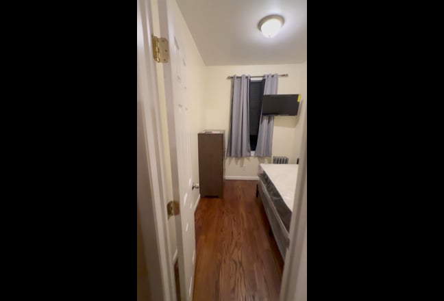 Fully Furnished Small Room in very quiet apartment Main Photo